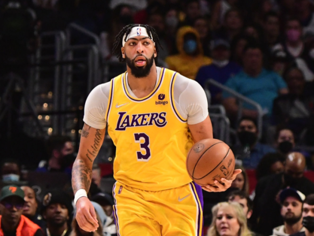 青岛队完胜快船,浓眉哥高光表现 青岛队完胜快船,浓眉哥高光表现